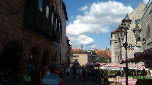 Spaziergang in der Fussgängerzone in der Heimat 