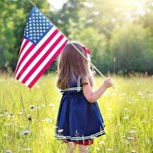 Patriotismus in den USA Mädchen mit amerikanischen Flagge