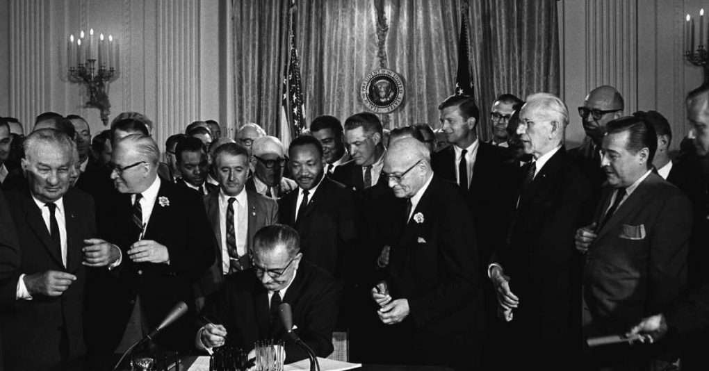 Die Unterzeichnung des Civil Rights Act mit Dr. Martin Luther King jr.